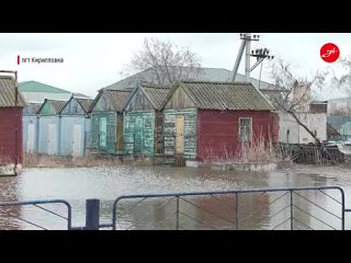 Спасатели продолжают оказывать помощь на затопленной Федотовой косе в Кирилловке