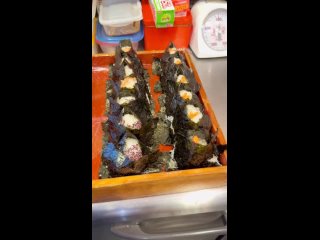 Японская бабуля готовит онигири