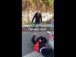 В Берлине полицейские не дают автомобилистам разогнать экоактивистов, которые перекрыли дорогу