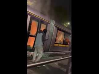 Estallan protestas en Dubln tras atacar un hombre a varias personas con un cuchillo. Manifestantes prenden fuego a trenes, aut