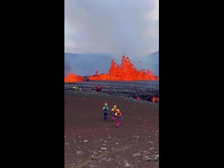 🌋 Впечатляющее извержение вулкана Мерадалир