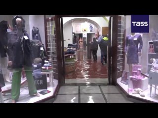 Al menos cinco personas murieron debido a las fuertes lluvias en la región italiana de Toscana, informó el gobernador de ese ter