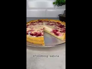 Сметанно-кремовый пирог с ягодами