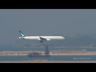 Боинг 777 авиакомпании Cathay Pacific приземляется в аэропорту  Чек Лап Кок, Гонконг.