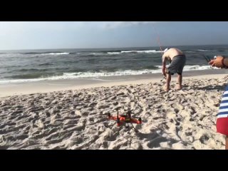 Штате Флорида, США местные жители ради забавы выловили гигантского ската и отпустили его обратно в море.