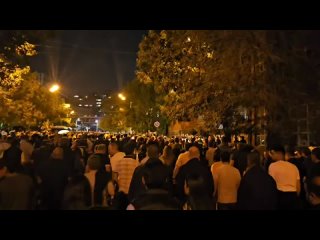 🇦🇲In Yerevan, protesters approached the Ministry of Internal Affairs building shouting “shame on you”