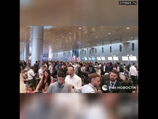 В главном аэропорту Израиля Бен Гурион толпы желающих улететь из страны, но обстановка спокойная, па