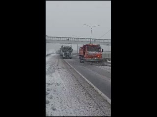 На трассе М-5 из-за снегопада и ветра снова ввели ограничение движения для автобусов, такси и грузовиков