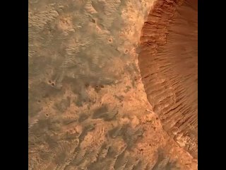 Ударный кратер диаметром около 1,5 км на поверхности Марса