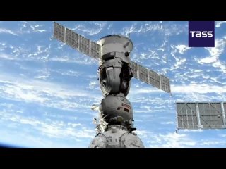 ▶️ Momento en que cosmonautas rusos y astronauta de la NASA se trasladan de la EEI a la nave Soyuz MS-23 y cierran las escotilla