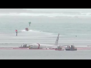 Американский военный разведывательно-патрульный самолёт приземлился в водах залива Канеохе на Гавайях