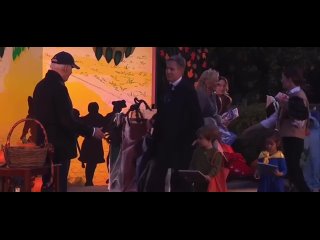 На  день нечистой силы ( Хеллоуин) Блинкин одел детей в костюм нарика Зеленского и повии Украины.