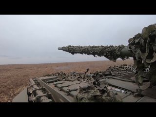 Минобороны России показало кадры боевой работы экипажей танков Т-80БВМ Западного военного округа на передовых позициях на Купянс
