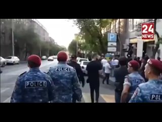 Полицейские начали подвергать приводу участников (на видео Мика Бадалян)одной из акций неповиновения сторонников Всенародного дв