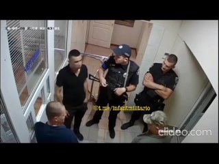 В украинских соцсетях появилось видео, на котором видно, как в полиции Черновцов мужчина избивает задержанного человека в присут