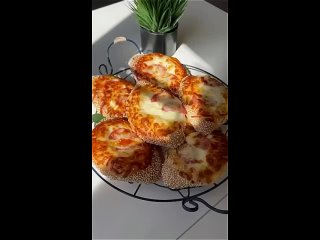 Булочка с колбасой и сыром