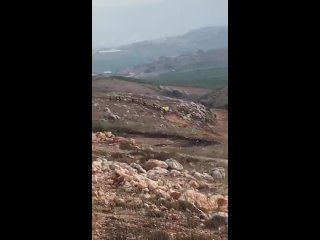 🇱🇧 ️🇮🇱Боевики на мотоциклах с флагами “Хезболлы“ движутся у ливано-израильской границы