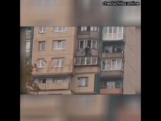 Полуголая рыжая красотка попыталась спрыгнуть с 15 этажа в Петербурге  Евгений прибыл на вызов в ква