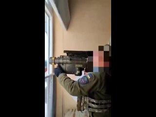 Боевое применение украинскими военными американского ПЗРК Stinger из здания через оконный проём