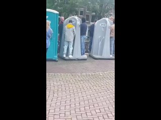 Нет бы как все приличные люди в подъезд сходить,нет надо у всех на виду - Михаил Мешков