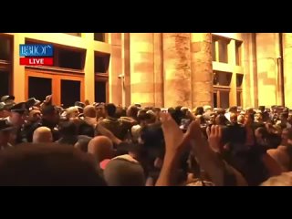 В Ереване продолжаются столкновения между протестующими и полицией, толпа пытается прорвать оцепление перед зданием парламента.