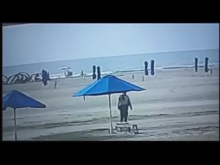 Молния убила женщину, которая гуляла по пляжу.
