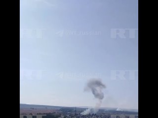 В распоряжении RT оказалось видео момента прилёта со стороны ВСУ по селу Новая Таволжанка