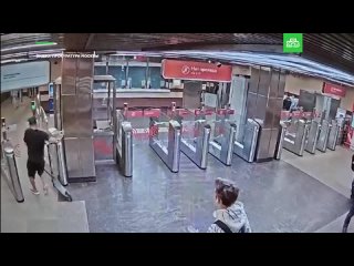 Вандал разбил турникет в московском метро