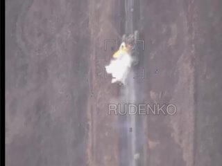 Aufnahmen eines Panzers der Ukrainischen Streitkräfte, der von einer Panzerabwehrrakete getroffen wird