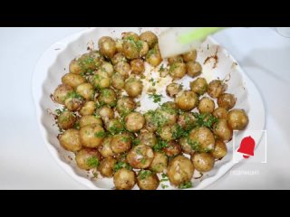 Вкусный молодой картофель. Весь секрет в запеченой головке чеснока!/Delicious new potatoes.