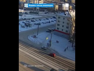 В центре Челябинска водитель легковушки сбила людей на тротуаре