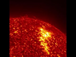 Солнечная вспышка, сопровождающаяся выбросом корональной массы.
