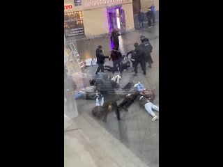 В центре Санкт-Петербурга группа бойцов спецназа жёстко задержала группу мужчин. А затем этих бойцов накрыли уже полицейские — о