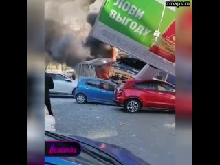 Во Владивостоке грузовик влетел в автобусную остановку и загорелся  пострадали водитель фуры, шесть