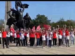 Наши сотрудники стали участниками грандиозного флешмоба от организации “Движение первых“ у памятника воинам-освободителям Луганс