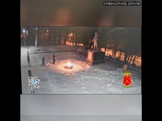 Школьники забросали снегом Вечный огонь в Петербурге  Полиция сообщает, что нарушителями оказались д