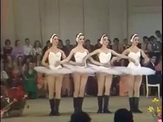 Шуточное исполнение _Танца маленьких лебедей_ (1976))