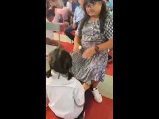 Отец-одиночка пришёл в платье и парике на празднование Дня матери в школе