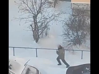 В Екатеринбурге разъяренный мужчина бегал со стрелой от шлагбаума