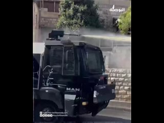 Израильские силовики поливают тротуары улиц рядом с мечетью Аль-Акса сточными водами, чтобы палестинцы не совершали молитв рядом