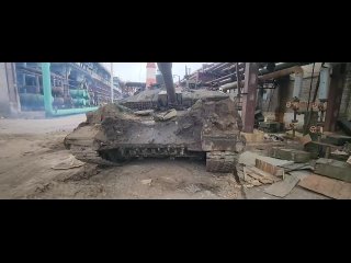 Вчера танк эвакуировали из ямы, тот самый «разбитый в пух и прах» оказался полностью цел и в рабочем состоянии
