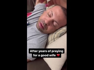 Жена пранканула спящего мужа