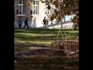 Сегодня около школы на Уралмаше бегал абсолютно голый мужчина

Неадекват кричал, что его семью убили.