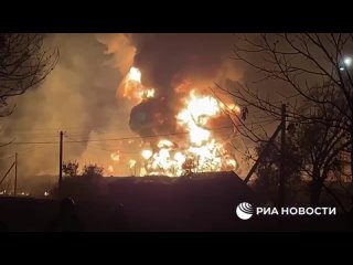 Кадры начавшегося после обстрела ВСУ пожара в Донецке