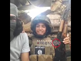 🔴 ИГИЛ-Аль-Нусра-турецкое государство

Видео двух боевиков (один из них ребёнок) «Бригад Имама аль-Бухари», возглавляемых Сираж