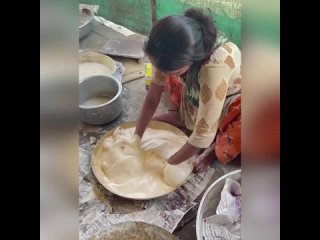 Вот как готовят лепёшки в Индии. А вы  бы рискнули попробовать