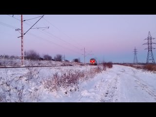 ТЭП70-0361. Идёт с запада из Костомукши с пассажирским поездом на рассвете. Петрозаводск.