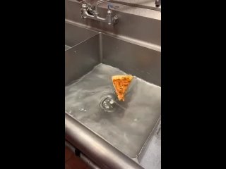 Pov: пицца крутится в раковине