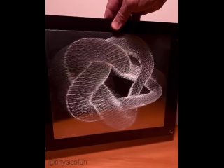 Это сложное 3D-изображение создается с помощью выгравированных канавок, которые отражают точечный источник света в виде блеска