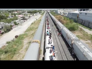 Появилось новое эпичное видео с мигрантами, пытающихся проникнуть в США в районе Игл-Пасс, штат Техас, на крыше товарного поезда